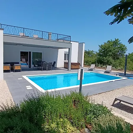 Tempest With Private Pool And Jacuzzi Vila *