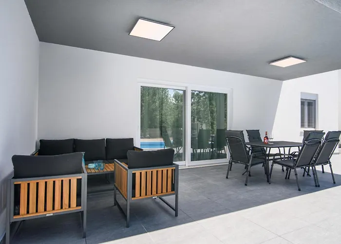 Tempest With Private Pool And Jacuzzi * Slivnica