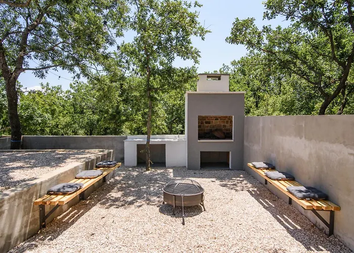 Tempest With Private Pool And Jacuzzi فيلة Slivnica